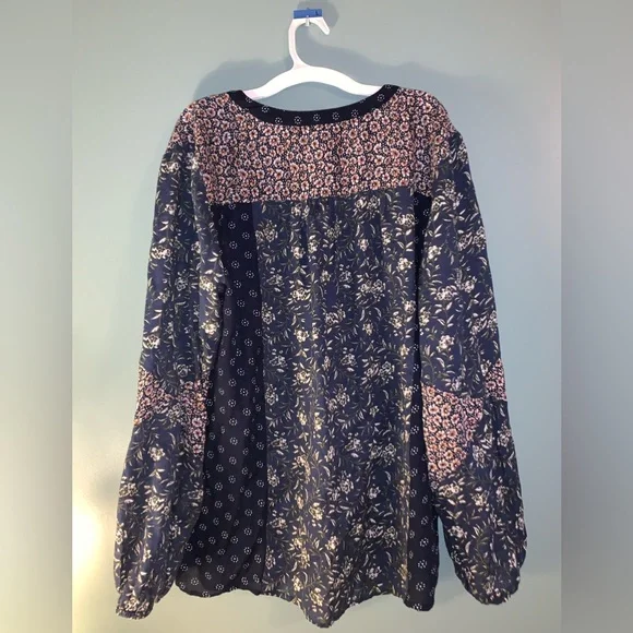 ⭐️ Caffe Marrakesh Peasant V Neck - Picture 3 of 9